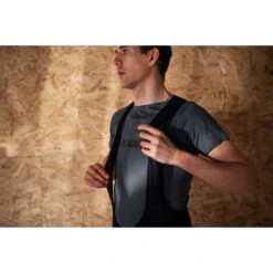 SKINS CYCLE Short Sleeve Baselayer - Charcoal -Skins skins cycle short sleeve baselayer shirt charcoal 5 1130741